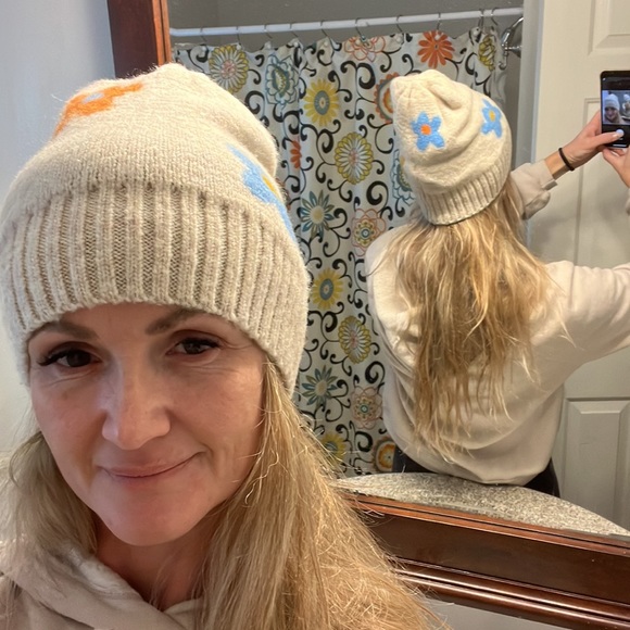 Free people NWT beanie retail $38! So soft!! - Picture 5 of 5